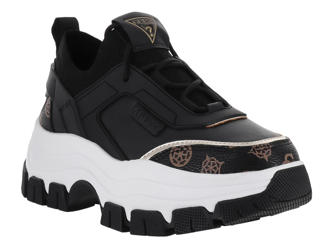Tenis Guess chunky color negro y blanco con detalles en marrón y suela de plataforma.