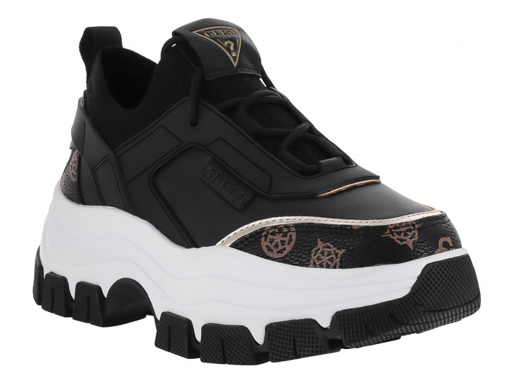 Tenis Guess chunky color negro y blanco con detalles en marrón y suela de plataforma.