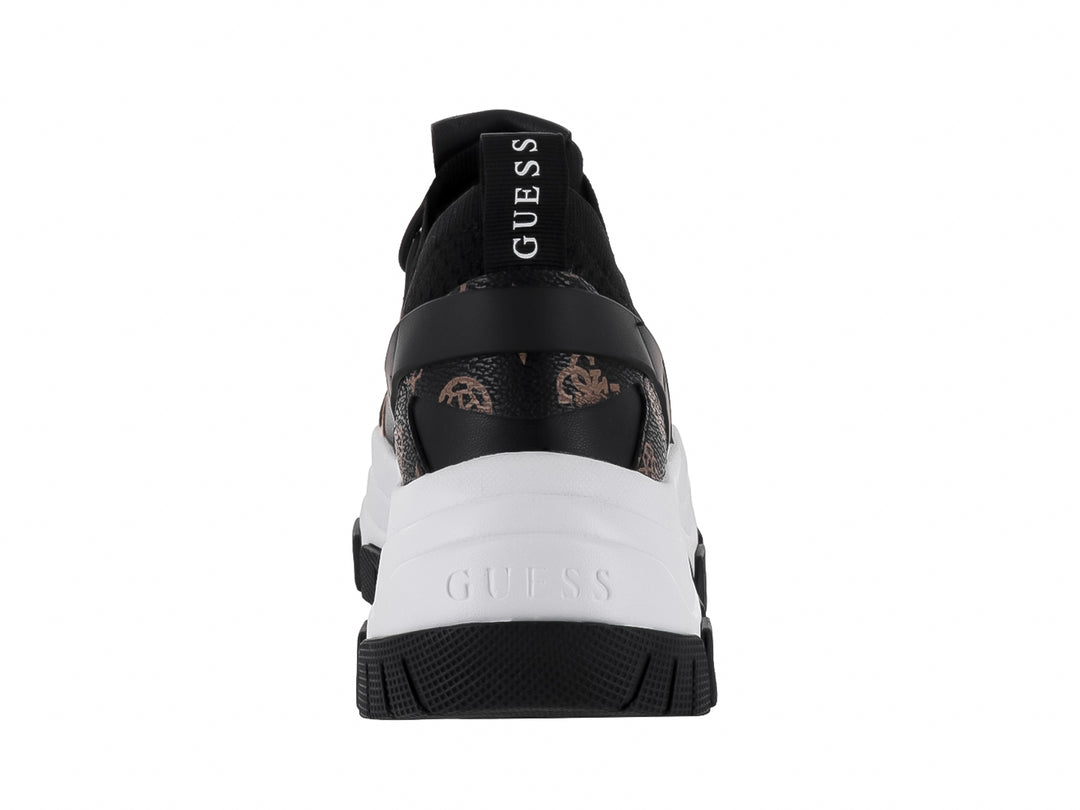 Tenis Guess chunky color negro y blanco con detalles en marrón y suela de plataforma.