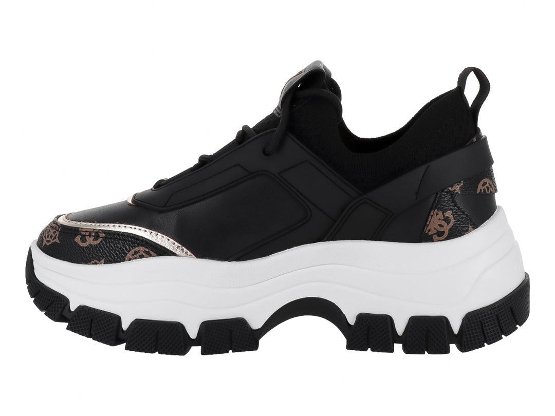 Tenis Guess chunky color negro y blanco con detalles en marrón y suela de plataforma.