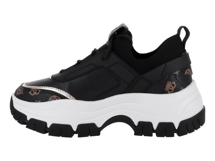 Tenis Guess chunky color negro y blanco con detalles en marrón y suela de plataforma.