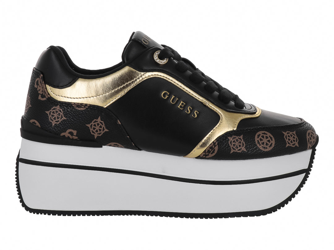 Tenis negros de plataforma Guess con detalles dorados y suela blanca gruesa.