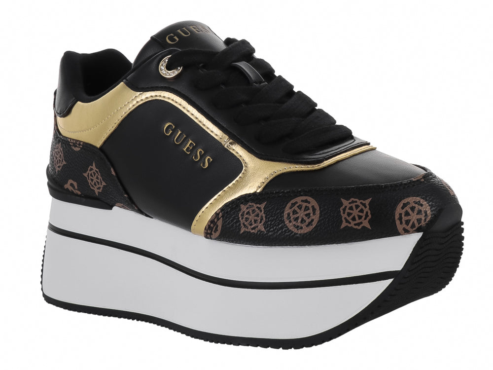 Tenis negros de plataforma Guess con detalles dorados y suela blanca gruesa.