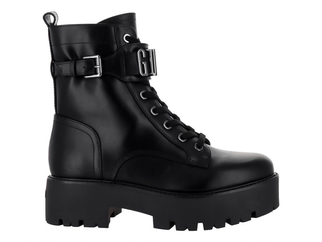 Bota negra de plataforma con suela track, agujetas y detalle de hebilla plateada en el tobillo.
