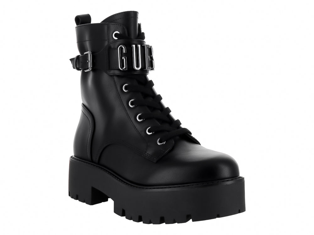 Bota negra de plataforma con suela track, agujetas y detalle de hebilla plateada en el tobillo.