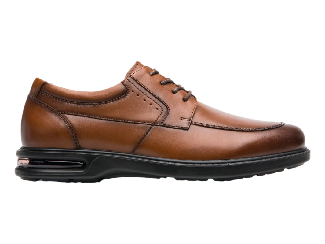 Zapato casual de cuero color tan con suela negra y cordones.
