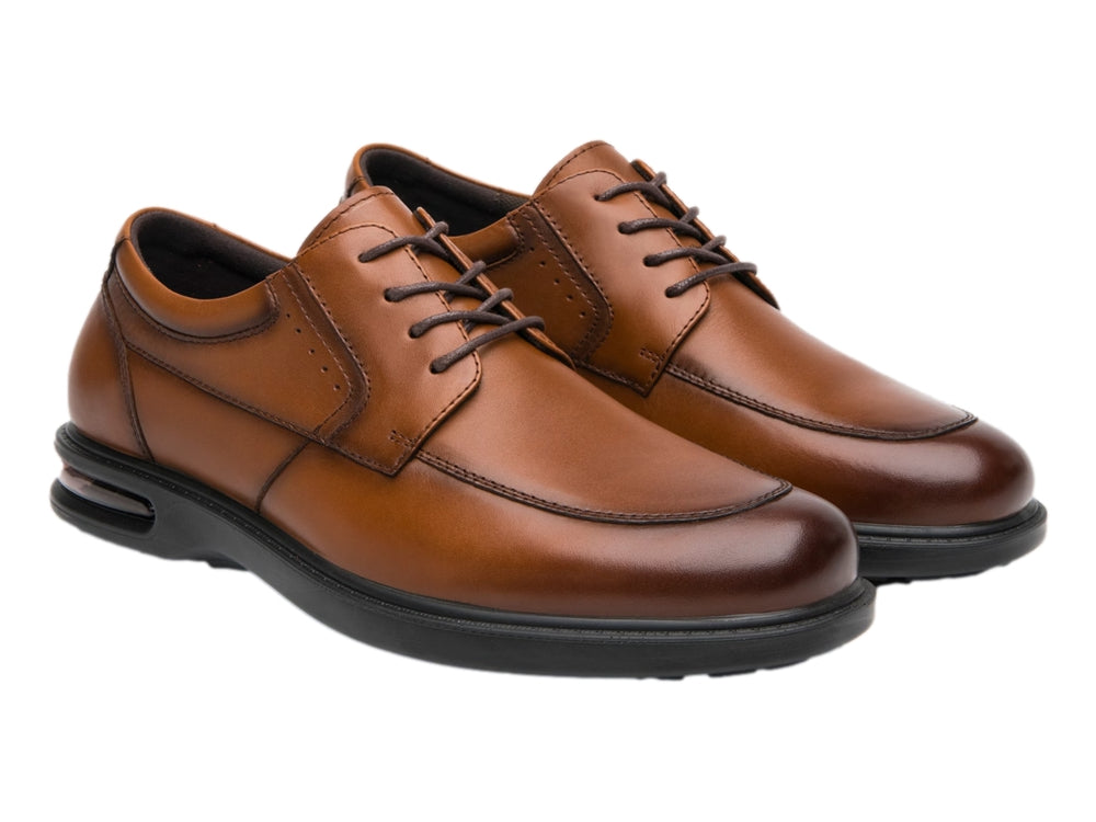 Zapato casual de cuero color tan con suela negra y cordones.