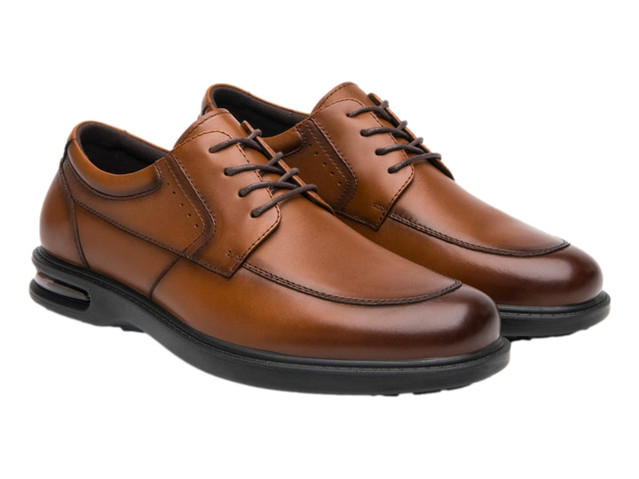 Zapato casual de cuero color tan con suela negra y cordones.