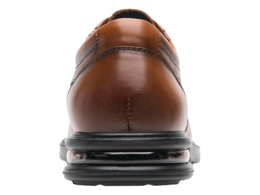 Zapato casual de cuero color tan con suela negra y cordones.