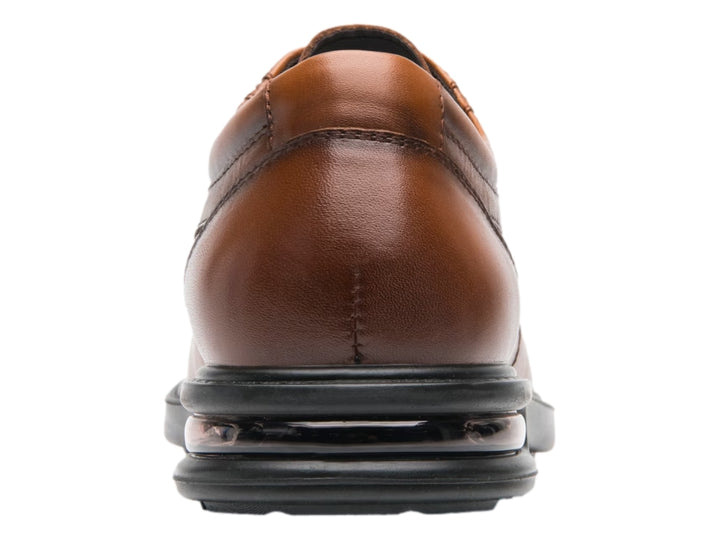 Zapato casual de cuero color tan con suela negra y cordones.