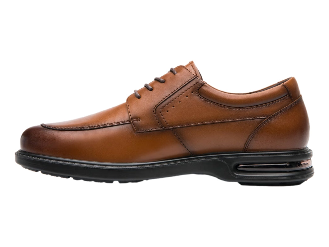 Zapato casual de cuero color tan con suela negra y cordones.