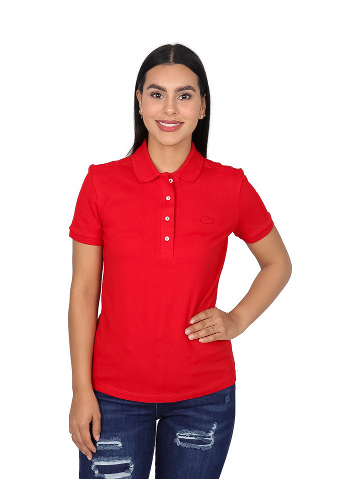 Mujer vistiendo una playera polo Lacoste de color rojo con cuello y manga corta.