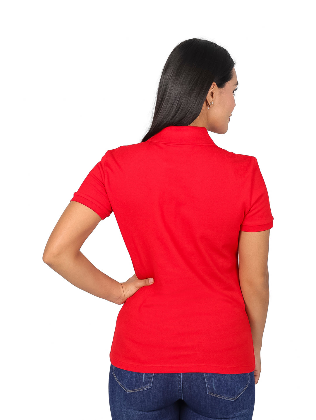 Mujer vistiendo una playera polo Lacoste de color rojo con cuello y manga corta.