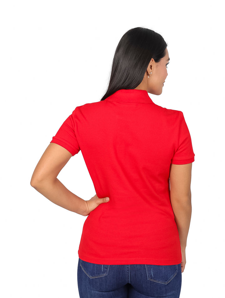 Mujer vistiendo una playera polo Lacoste de color rojo con cuello y manga corta.