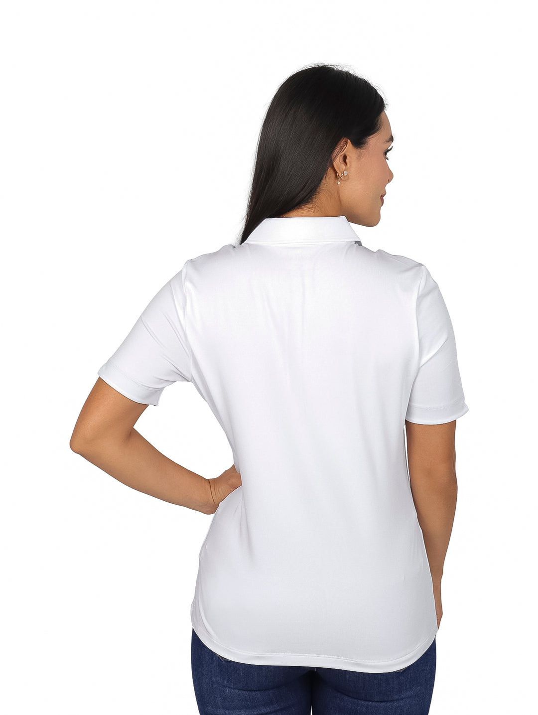 Mujer vistiendo polo blanco de manga corta marca Lacoste con detalles en azul marino en el cuello.