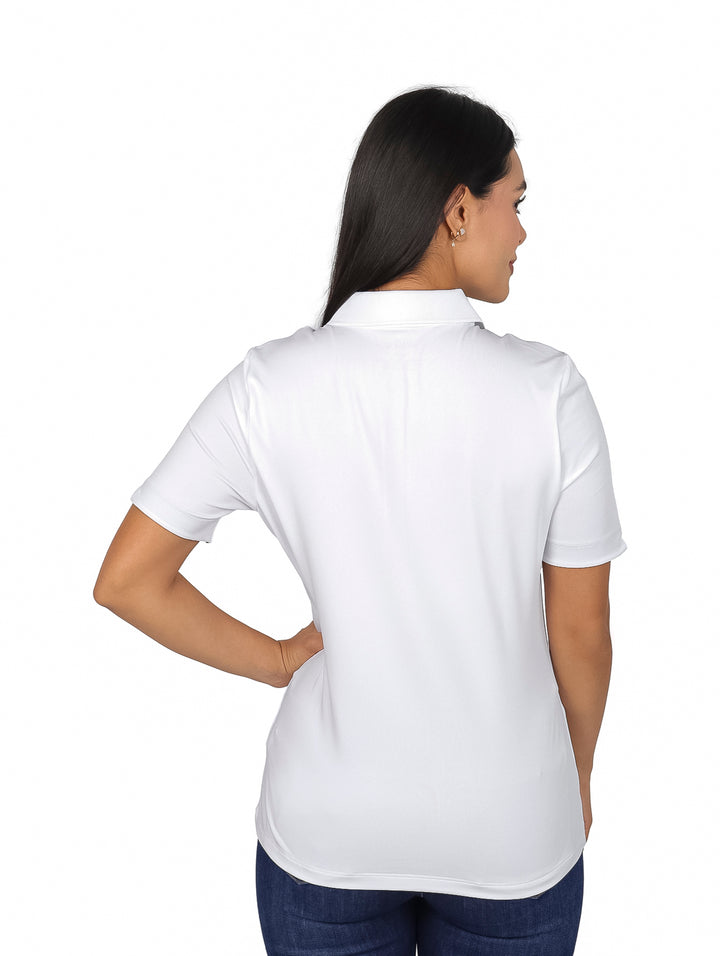 Mujer vistiendo polo blanco de manga corta marca Lacoste con detalles en azul marino en el cuello.