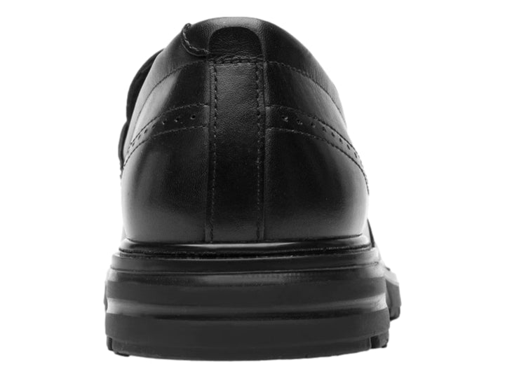 Zapato loafer Flexi color negro de cuero con acabado brillante y suela cómoda.