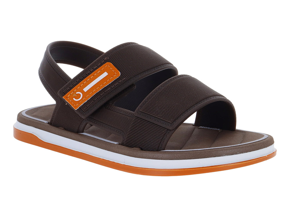 Sandalia deportiva Cartago color marrón con suela blanca y naranja.