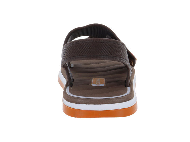 Sandalia deportiva Cartago color marrón con suela blanca y naranja.