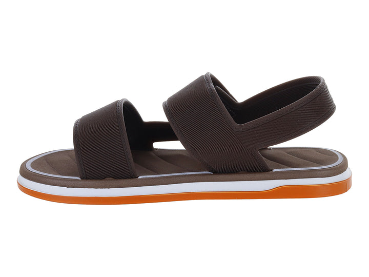 Sandalia deportiva Cartago color marrón con suela blanca y naranja.