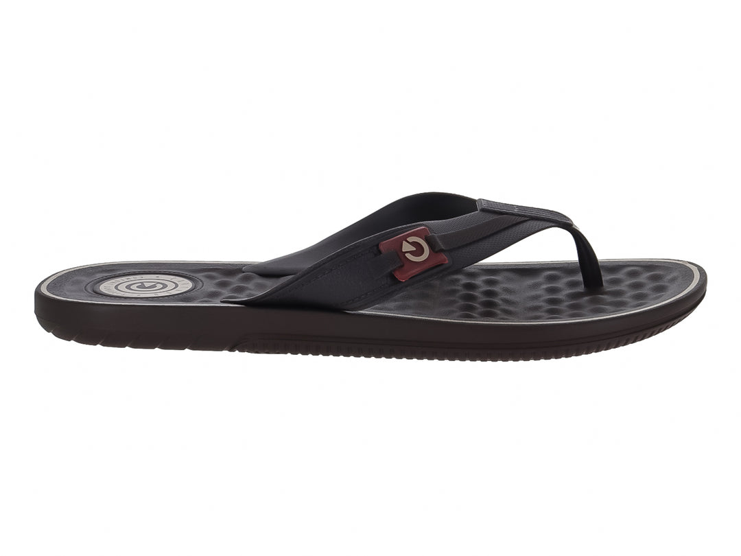 Sandalias color marrón oscuro de la marca Cartago con suela texturizada y detalle en rojo en la correa.