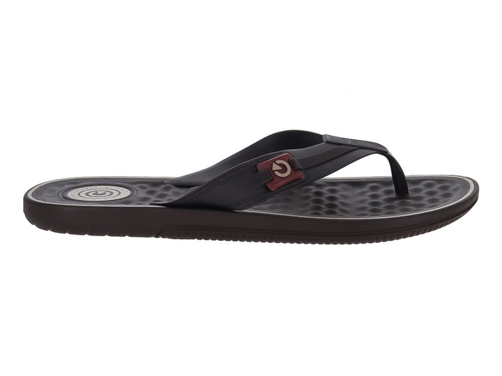 Sandalias color marrón oscuro de la marca Cartago con suela texturizada y detalle en rojo en la correa.
