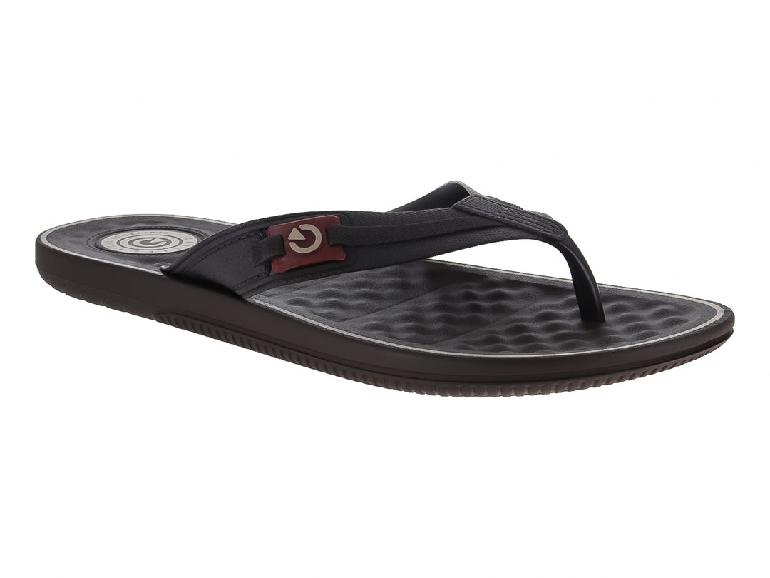 Sandalias color marrón oscuro de la marca Cartago con suela texturizada y detalle en rojo en la correa.