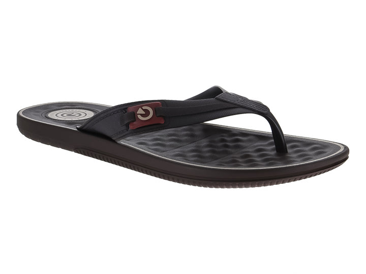 Sandalias color marrón oscuro de la marca Cartago con suela texturizada y detalle en rojo en la correa.