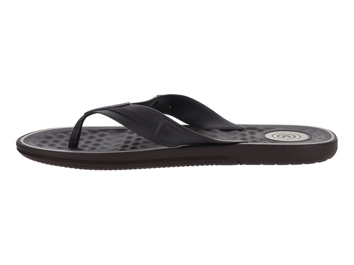 Sandalias color marrón oscuro de la marca Cartago con suela texturizada y detalle en rojo en la correa.