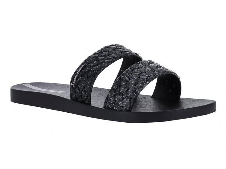 Sandalias negras de la marca Ipanema con tiras anchas texturizadas y suela plana.