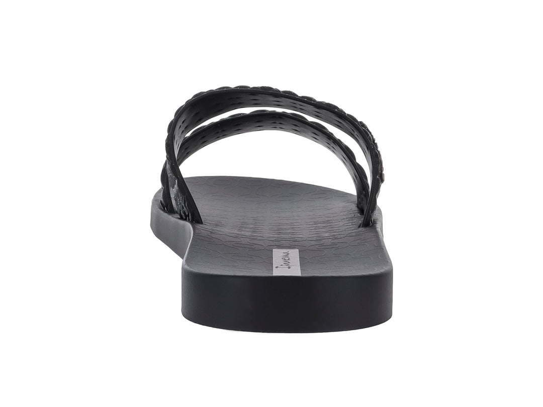 Sandalias negras de la marca Ipanema con tiras anchas texturizadas y suela plana.