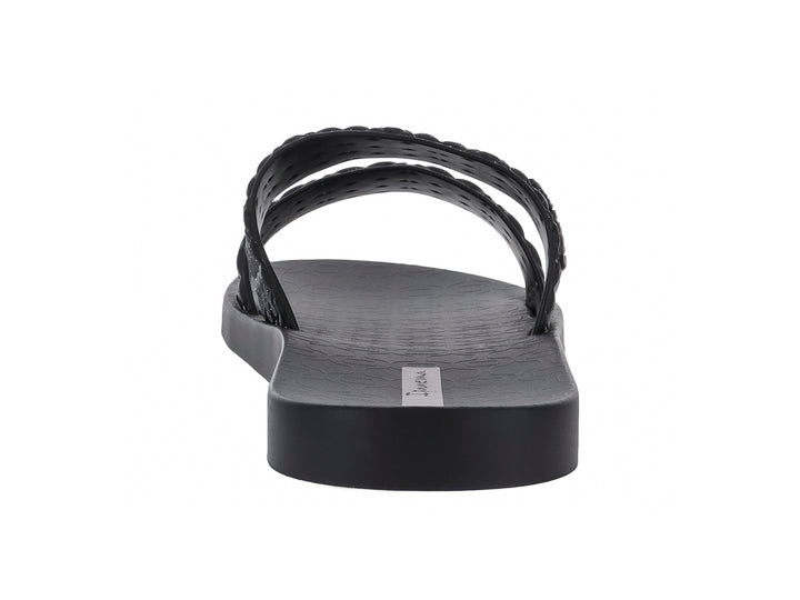 Sandalias negras de la marca Ipanema con tiras anchas texturizadas y suela plana.