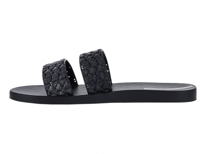 Sandalias negras de la marca Ipanema con tiras anchas texturizadas y suela plana.