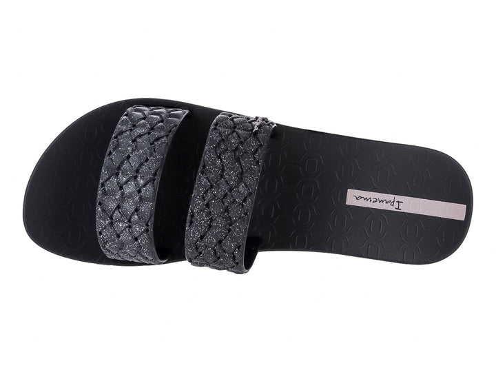 Sandalias negras de la marca Ipanema con tiras anchas texturizadas y suela plana.