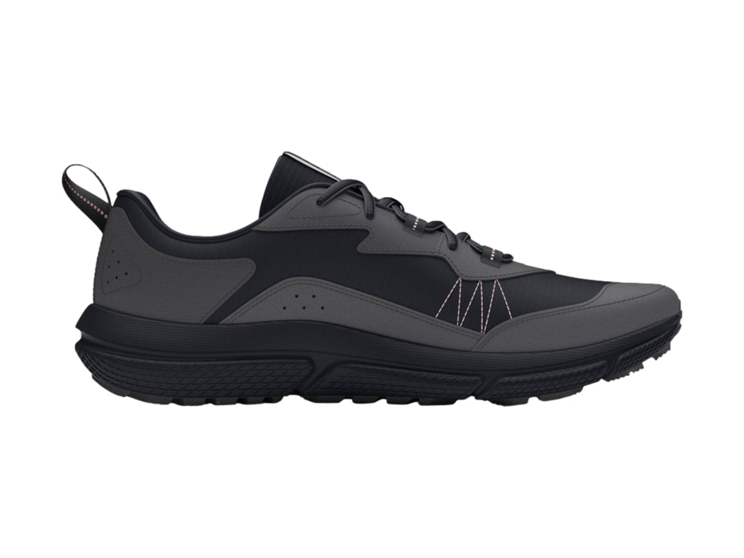 Tenis deportivos Under Armour en color negro y gris oscuro con detalles de costura rosa y suela robusta.