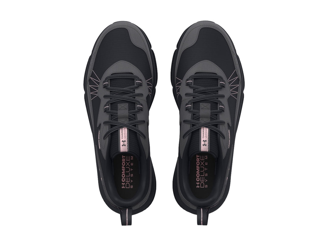 Tenis deportivos Under Armour en color negro y gris oscuro con detalles de costura rosa y suela robusta.