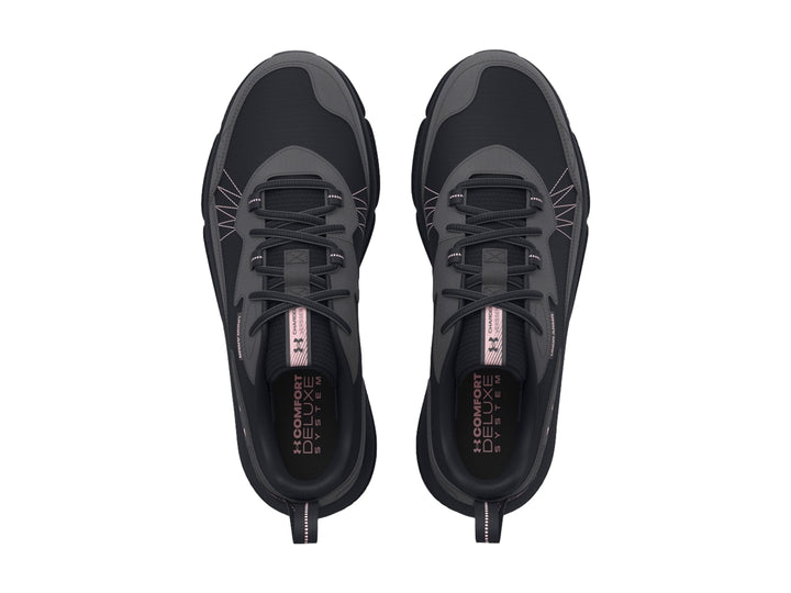 Tenis deportivos Under Armour en color negro y gris oscuro con detalles de costura rosa y suela robusta.