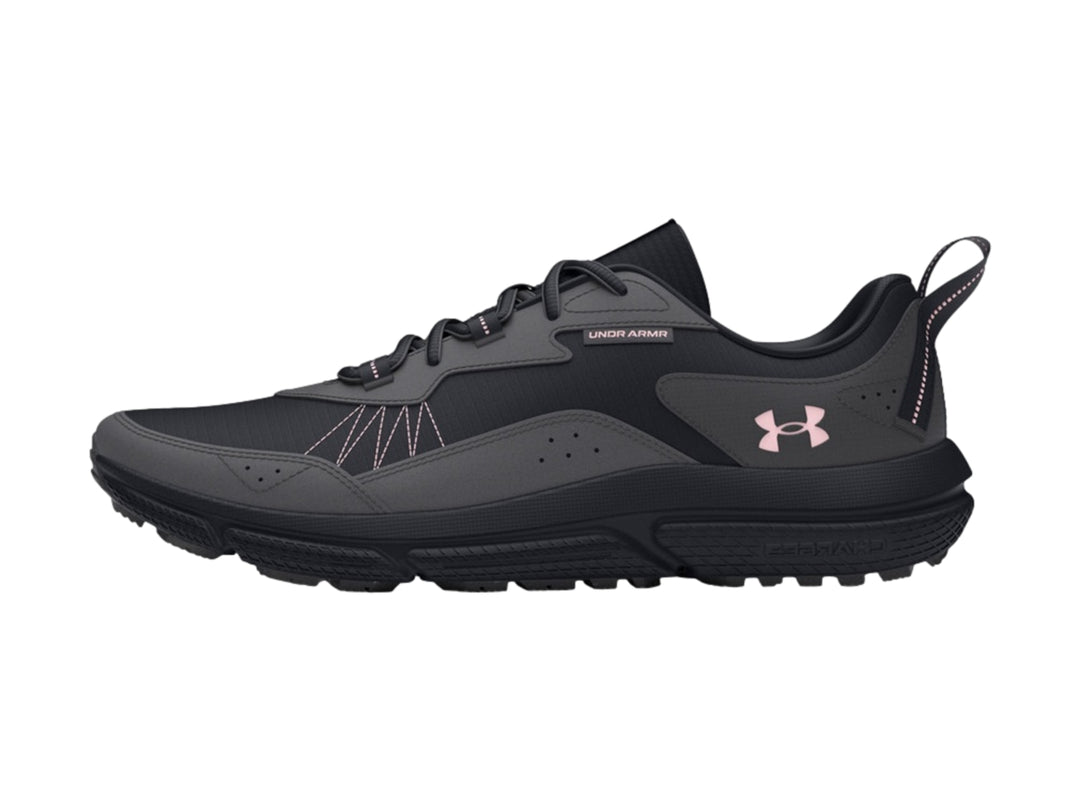 Tenis deportivos Under Armour en color negro y gris oscuro con detalles de costura rosa y suela robusta.
