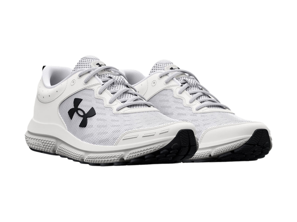 Tenis deportivos Under Armour Charged Assert 10 en color blanco con logo negro lateral.