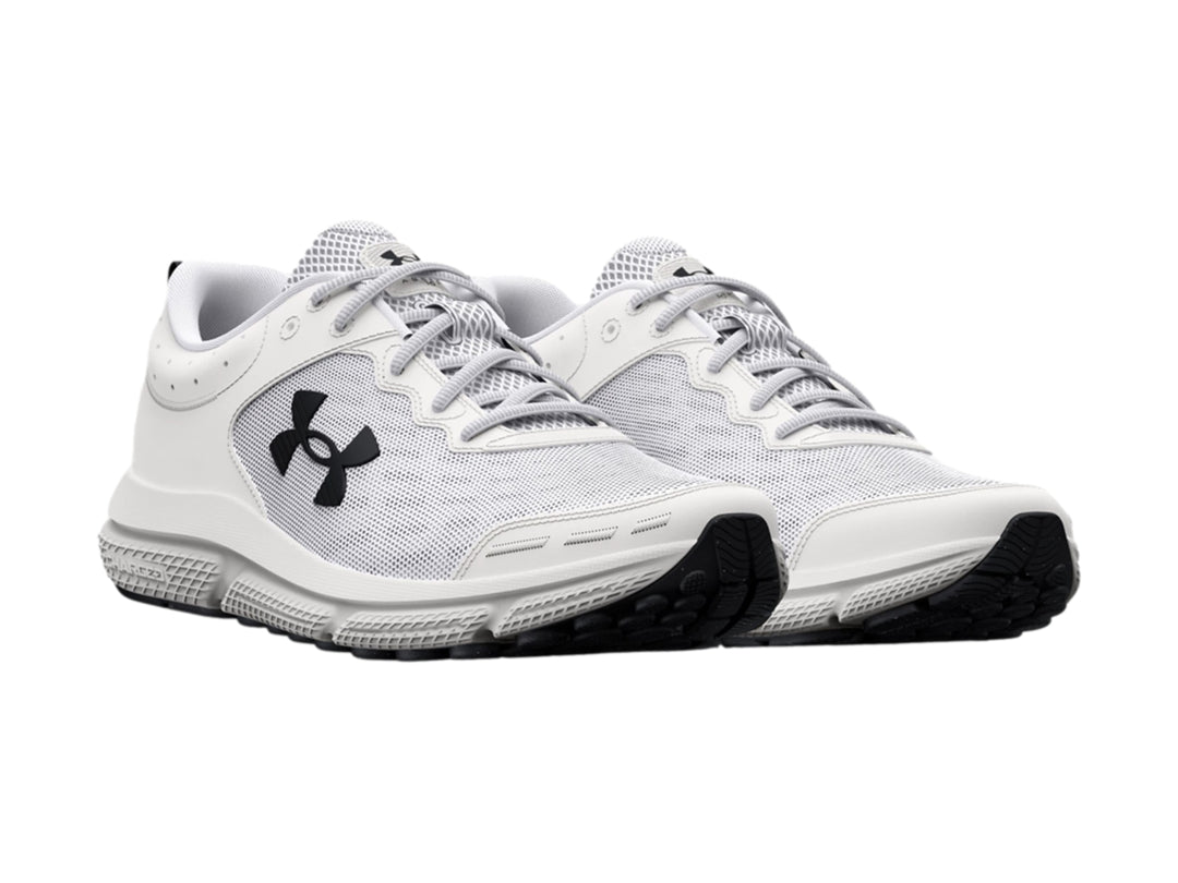 Tenis deportivos Under Armour Charged Assert 10 en color blanco con logo negro lateral.