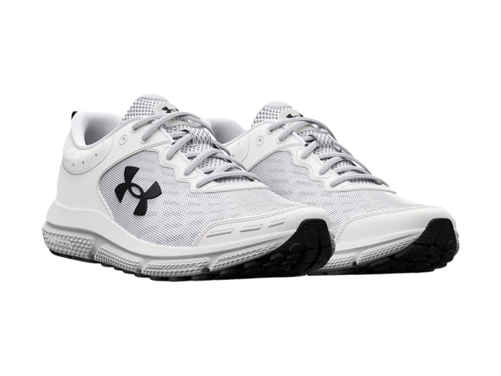 Tenis deportivos Under Armour Charged Assert 10 en color blanco con logo negro lateral.