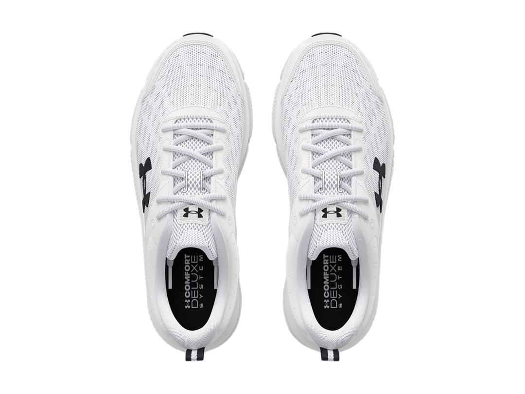 Tenis deportivos Under Armour Charged Assert 10 en color blanco con logo negro lateral.