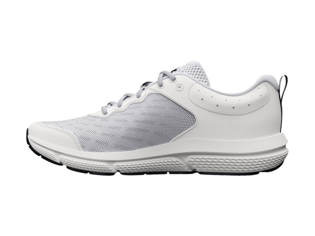 Tenis deportivos Under Armour Charged Assert 10 en color blanco con logo negro lateral.
