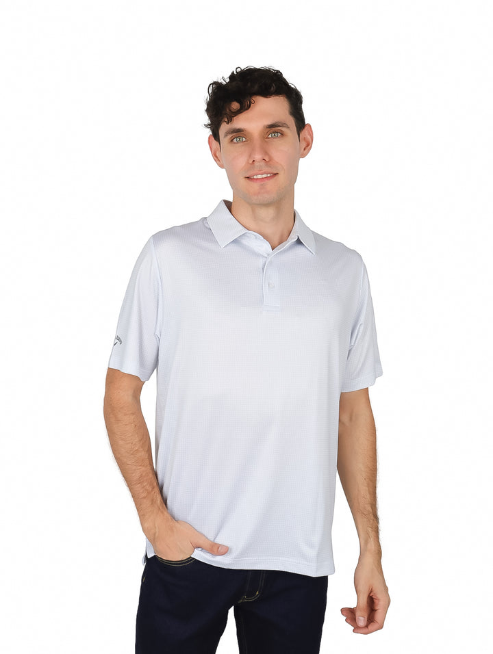 Hombre vistiendo polo de golf Callaway color blanco brillante de manga corta.