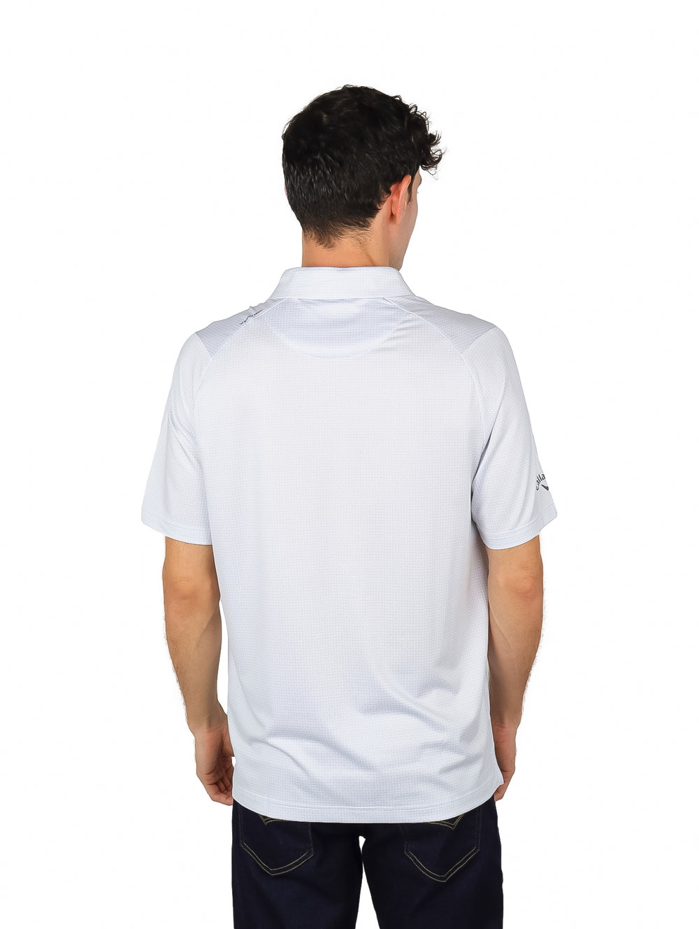 Hombre vistiendo polo de golf Callaway color blanco brillante de manga corta.