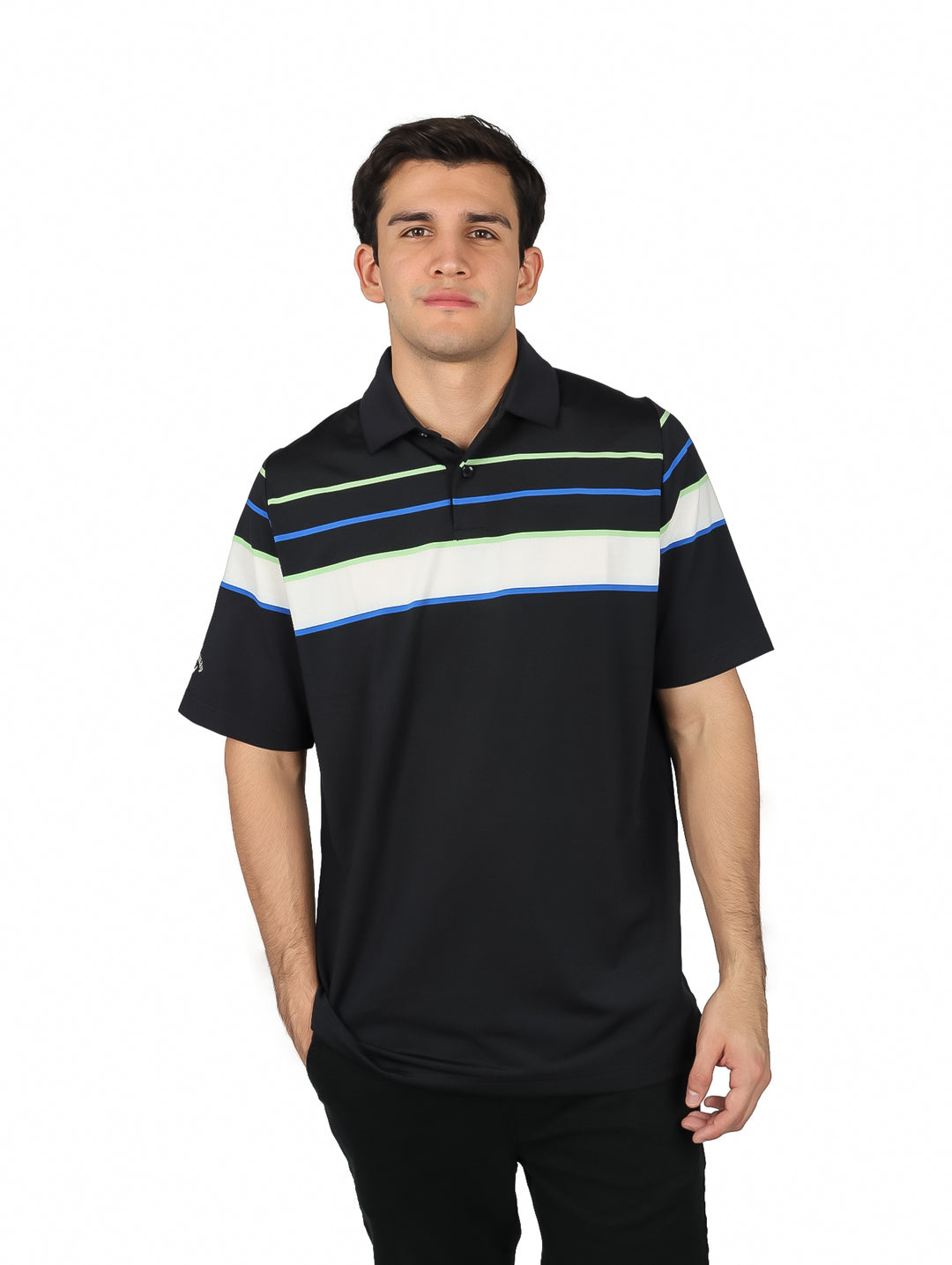Hombre vistiendo polo negro de golf Callaway con rayas horizontales azules, blancas y verdes en el pecho.