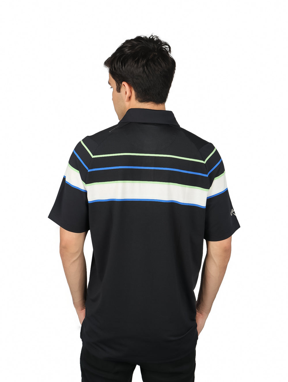 Hombre vistiendo polo negro de golf Callaway con rayas horizontales azules, blancas y verdes en el pecho.