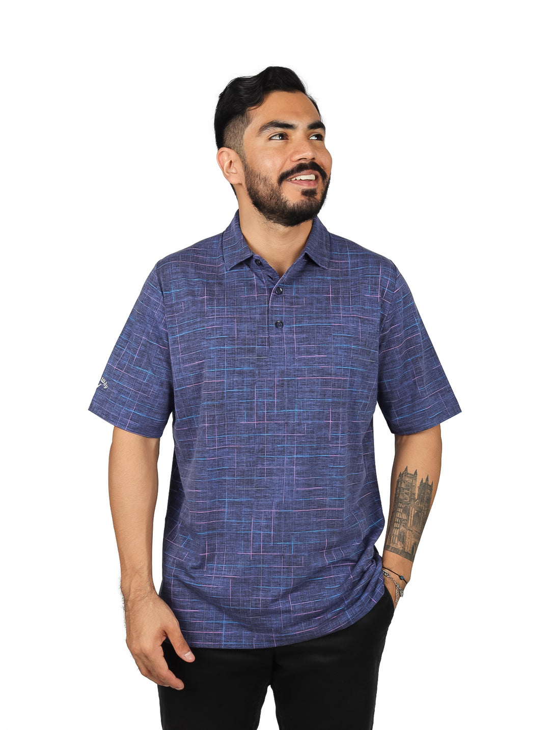 Hombre vistiendo una camiseta polo de golf color azul marino con patrón de cuadrícula y manga corta.