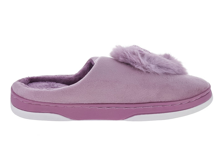 Pantufla morada de tela con detalle de peluche en la parte superior y suela blanca.