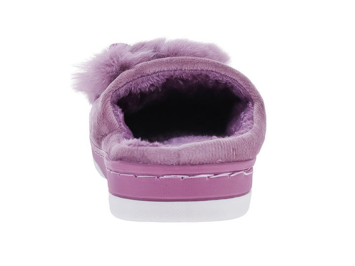 Pantufla morada de tela con detalle de peluche en la parte superior y suela blanca.